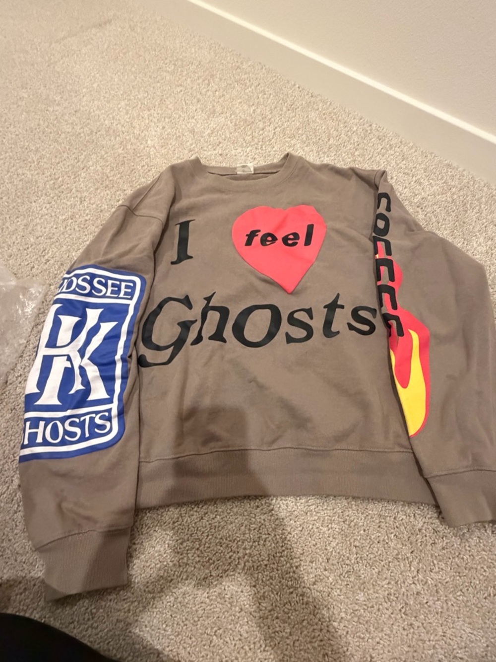 Men's Taupe Graphic 'I Feel Ghosts' Crewneck Sweatshirt